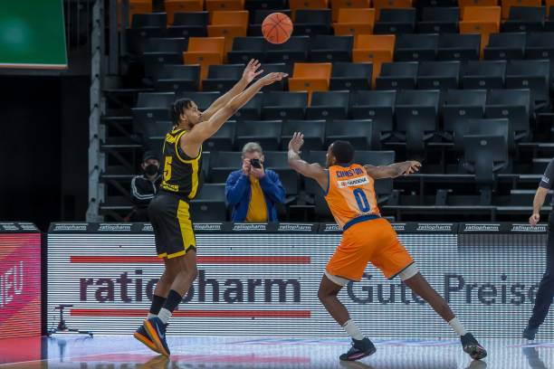 以防守稳固 以防守稳固